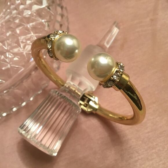 NWOT INC International Concepts (Macy’s brand) Goldtone & Faux Pearl Bracelet - Picture 2 of 5